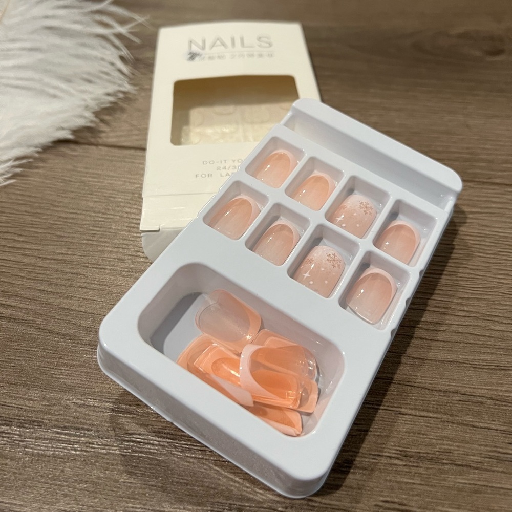 Press on nails - short